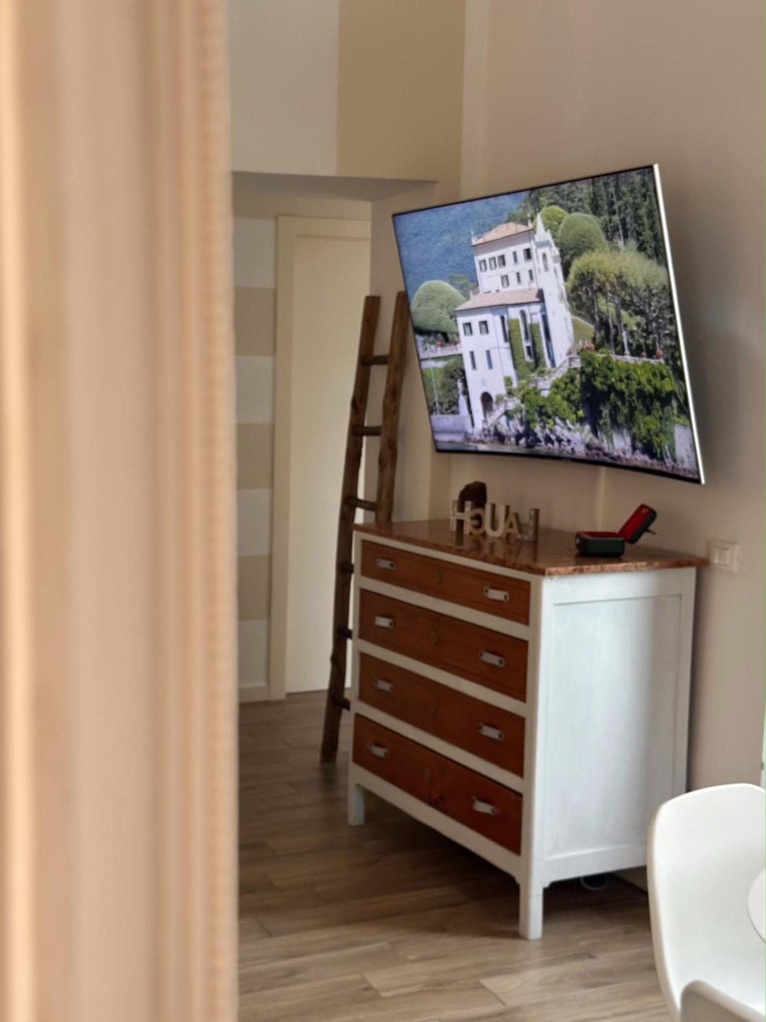 Contessa Reina Apartment โกโม ภายนอก รูปภาพ