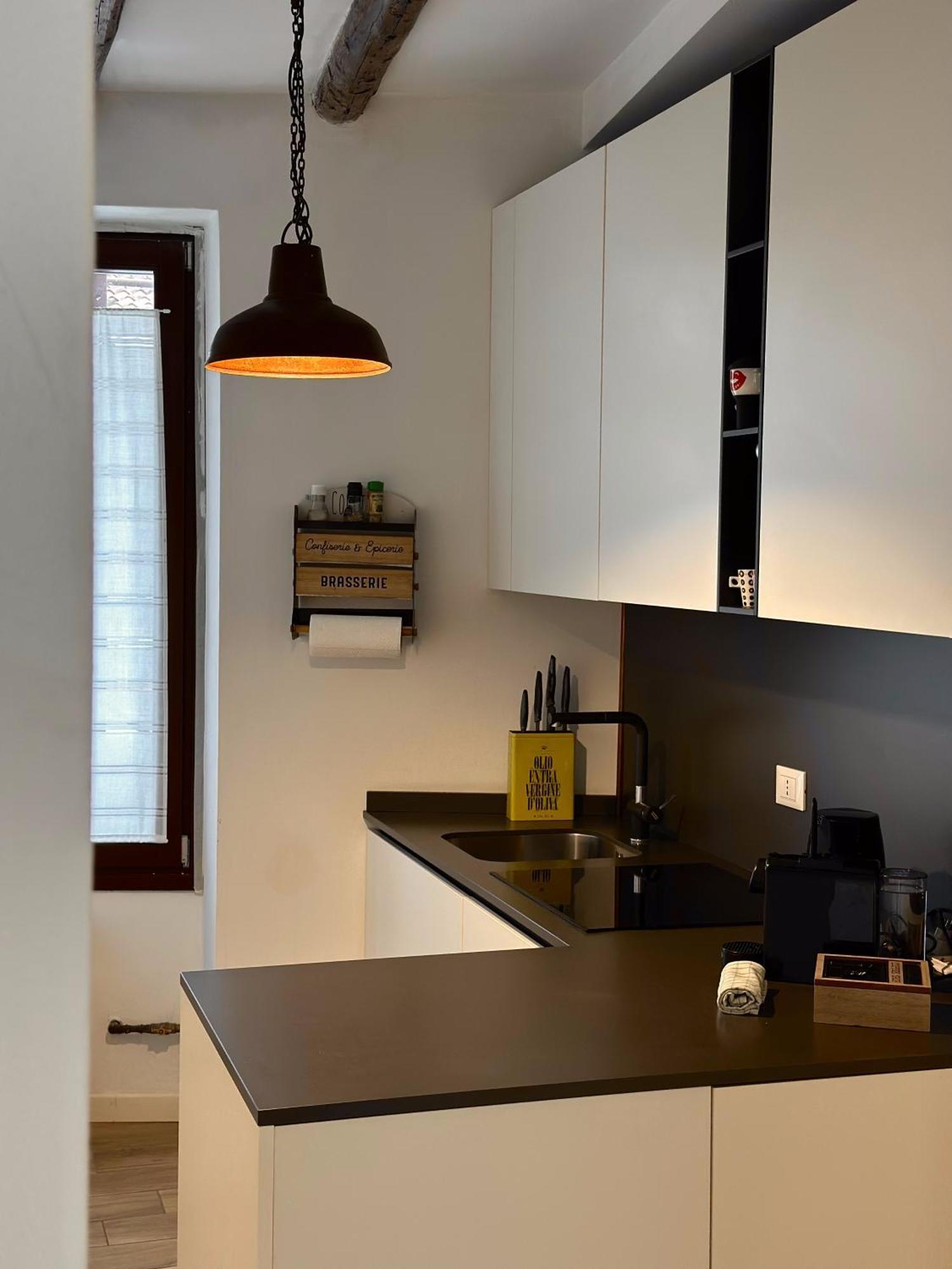 Contessa Reina Apartment โกโม ภายนอก รูปภาพ